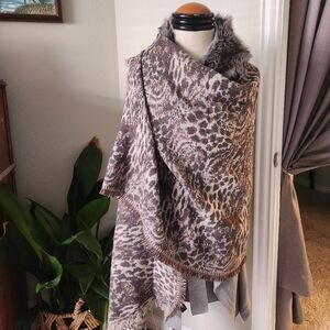 Eyeful Cotton / Wool Blend Faux Fur Cape / Wrap 💕